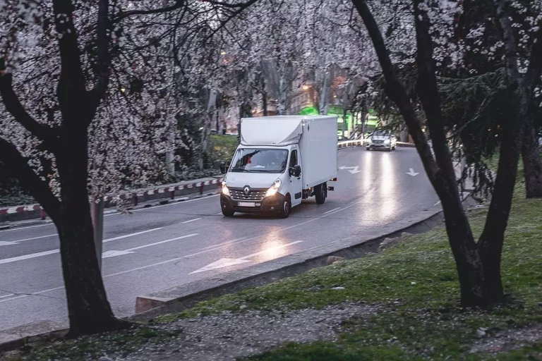 Jak Skorzystać z Wynajmu Ciągników Siodłowych na Krótki Termin?